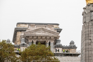 De Regie der Gebouwen haalt bovenste deel van de rechterkant van de voorgevel van het Brusselse Justitiepaleis uit de steigers