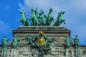 Restauration des façades du musée de l’Armée et d’Autoworld dans le parc du Cinquantenaire à Bruxelles