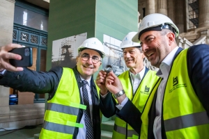 Mathieu Michel remet symboliquement un morceau d'échaffaudage ôté du Palais de Justice de Bruxelles aux fondateurs de la Fondation Poelart / Mathieu Michel overhandigt symbolisch een stuk steiger dat verwijderd is uit het Justitiepaleis in Brussel aan de oprichters van de Poelart Foundation