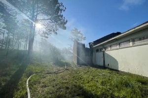 Werkplaats na de brand gezien vanaf de buitenkant